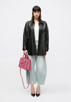 Μαύρο δερμάτινο υπερμεγέθες πουκάμισο, λευκό τοπ, ανοιχτό μπλε τζιν παντελόνι φαρδιάς γραμμής με ξέφτια στο τελείωμα, ροζ τσάντα με διακοσμητικό καρδιά, μαύρες μυτερές γόβες.