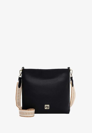 Zwarte crossbody tas van getextureerd leer met een geweven riem met patroon en een gouden logo-accent aan de voorkant. Ontworpen voor casual gebruik.