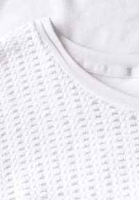 Street One MIT SPITZENDETAILS - T-shirt con stampa - weiß