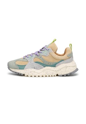 Sneaker basse beige, grigie, verde petrolio e crema con lacci viola, suola testurizzata e tiranti verdi su tallone e lingua.