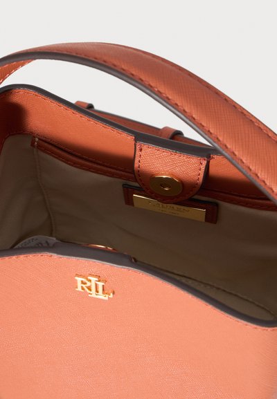 Оранжева кожена чанта с текстура с златисто лого "RL", бежов платнен интериор и магнитно закопчаване на къса дръжка.