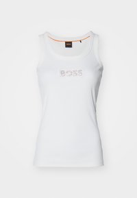 Witte geribbelde tanktop met het "BOSS" logo in glinsterende versieringen op de borst. Zachte stof, slim fit en klassieke halslijn.