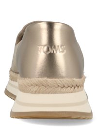 Metallic guld TOMS espadrilles med vævet jute-detalje ved mellemsålen, glat overdel og en hvid gummisål. Logo prægning på hælen.