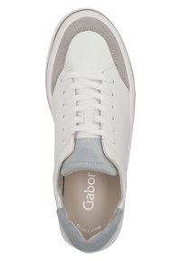 Weiße Sneaker mit grauen Wildleder-Details, runder Zehenform und Schnürsystem. Sie verfügen über ein weiches Innenfutter und die "Gabor"-Markierung auf der Innensohle.