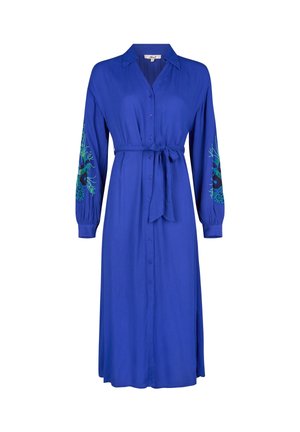Lange blauwe blousejurk met kraag, strikceintuur in de taille, lange mouwen met elastische boorden en bloemenborduursel op de onderarmen.