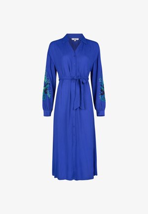 Lange blauwe blousejurk met kraag, strikceintuur in de taille, lange mouwen met elastische boorden en bloemenborduursel op de onderarmen.