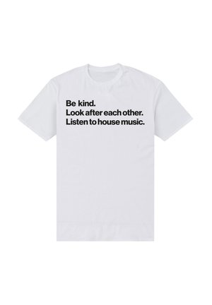 Hvid bomuld t-shirt med fed sort tekst med tre udsagn: "Vær venlig. Pas på hinanden. Lyt til housemusik."