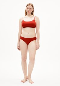 Rode bralette en bijpassende bikini onderkant gemaakt van gladde stof. De bralette heeft dunne bandjes en een elastische band met logo-detail.