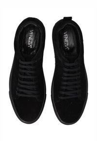 Czarne zamszowe sneakersy z podwójnym szwem, okrągłym noskiem, płaskimi sznurowadłami i czarną gumową podeszwą. Logo na wewnętrznej wyściółce.