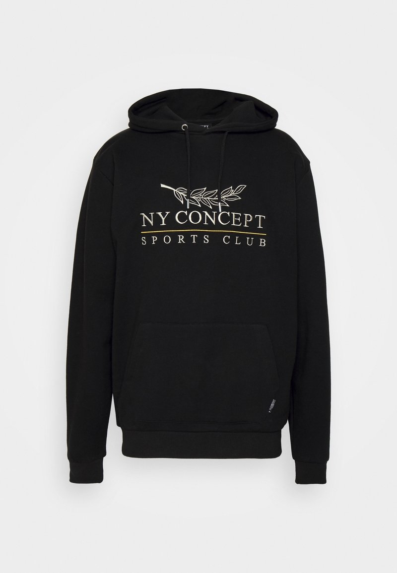 Sweat à capuche noir avec poche avant, cordons et texte blanc indiquant "NY CONCEPT SPORTS CLUB" sous un graphisme de branche.
