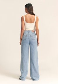 ST MRLO IRIS - Alt laienevad teksad - light blue wash