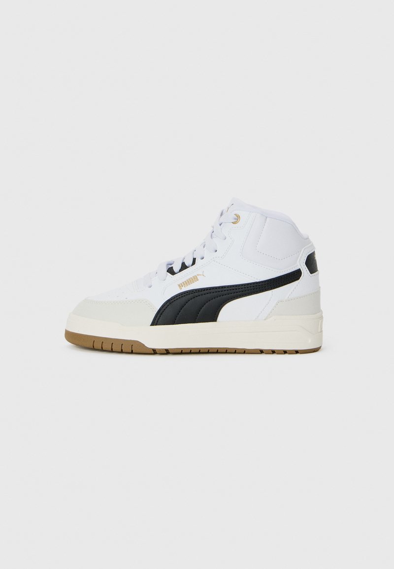 Hvit mid-top sneakers med svart Puma-stripe, beige tåhette, gummisåle og hvite snøring mot en enkel grå bakgrunn.