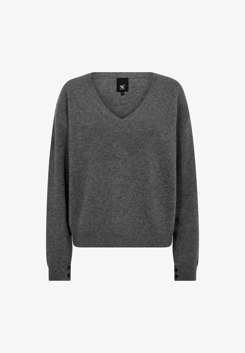 Pull gris foncé à col en V et manches longues avec poignets et ourlet côtelés ainsi que petits boutons aux poignets, présenté sur fond blanc.