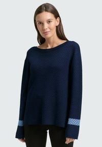 Maglione lavorato a maglia blu navy con un motivo testurizzato, scollo ampio e maniche lunghe con polsini a motivi in blu chiaro.