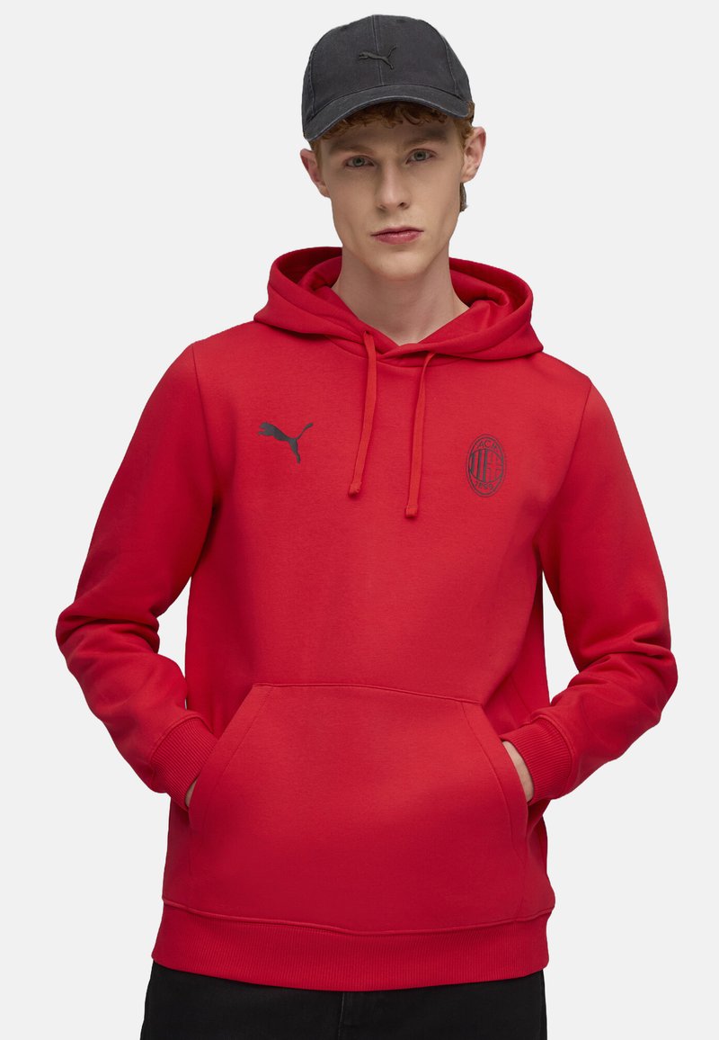 Rode katoenen hoodie met een kangoeroezak, capuchon met trekkoord en logo op de borst. Vergezeld van een grijze pet met een logo.