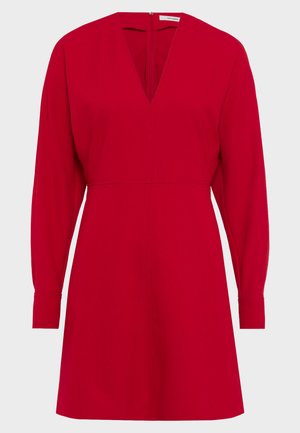Robe rouge avec un décolleté en V profond, des manches longues et une taille cintrée. Tissu lisse avec un design simple et une fermeture éclair au dos.