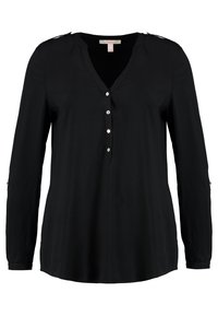 Sort langærmet bluse med V-hals og fire knapper, skulderlapper og en let buet kant, præsenteret på en ensfarvet hvid baggrund.