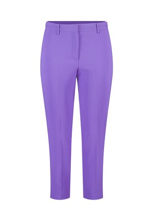 Pantalons ajustés violets avec une texture lisse, coupe slim, détails de plis marqués et passants de ceinture à la taille. Design jusqu'à la cheville.
