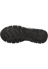 Suela de zapato de goma negra con patrón de banda de rodadura multidireccional, incluidos surcos y perforaciones para proporcionar tracción y agarre. Logo "Geox" visible.