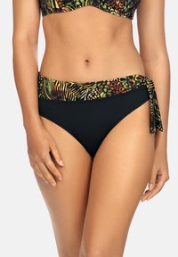 Bikini dolna część z wysokim stanem, o czarnej podstawie i wielokolorową wstążką w zielonych, żółtych i brązowych odcieniach. Gładka tekstura.