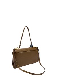 Brązowa skórzana prostokątna torebka z dwoma regulowanymi paskami, złotymi akcesoriami i małym niebieskim węzłem na jednym z uchwytów.