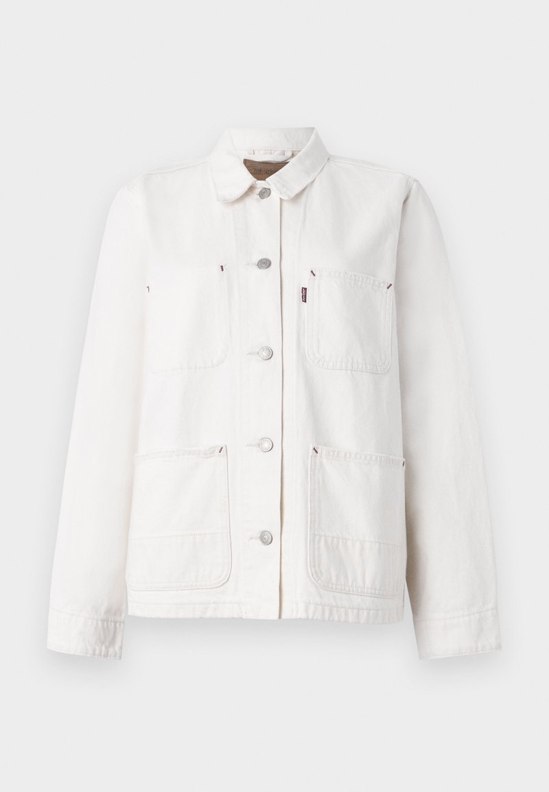 Veste en denim blanc avec un col, cinq boutons et deux poches avant ornées d'accents de couture rouge subtils.