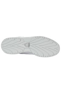 Biała podeszwa sneakerów z teksturowanej gumy, z unikalnym wzorem bieżnika i emblematem logo na środku. Płaski design bez dodatkowych akcentów.