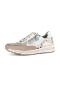 Sneaker met een mix van materialen, waaronder beige suède en zilver textiel. Korte veters, gewatteerde witte zool en accenten van slangenleer.