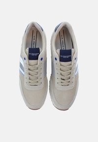 Beige hálós sportcipő szürke és kék díszcsíkokkal, kerek orral, lapos fűzőkkel és gumitalppal. U.S. Polo Assn. logó a nyelvén.