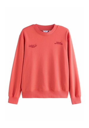 Bluză coral cu guler rotund striat, mâneci lungi și detalii brodate cu text în culori contrastante. Țesătură fină, croială lejeră.