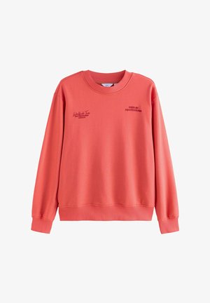 Bluză coral cu guler rotund striat, mâneci lungi și detalii brodate cu text în culori contrastante. Țesătură fină, croială lejeră.