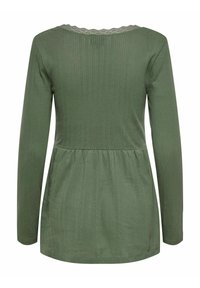 Dugi rukav majica u maslinasto zelenoj boji. Ima teksturirani materijal s vertikalnim prugama i izrez u obliku školjke. Dizajn s raširenim donjim dijelom.