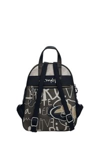 Sac à dos en tissu multicolore avec des motifs de texte abstraits en blanc et noir, doté de deux bretelles et d'une poignée sur le dessus.