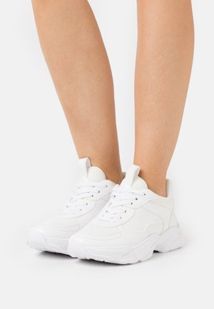 Trainers - white