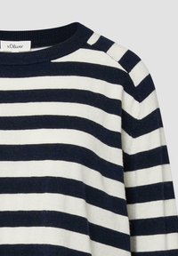 Granatowy i biały sweter w poziome paski z długim rękawem, okrągłym dekoltem i przeszyciami na ramionach.