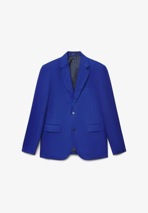 Veste pour homme bleu ajustée avec deux boutons, revers crantés et poches à rabat sur fond blanc.