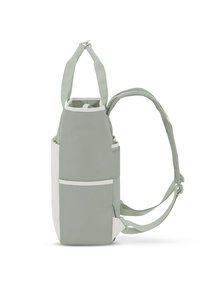 Zaino in tessuto verde chiaro con accenti bianchi. Presenta spallacci regolabili, una maniglia superiore e più scomparti per un'organizzazione ottimale.