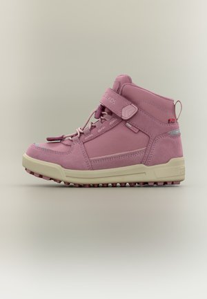 Roze hoge kindersneaker met klittenbandsluiting, veter met schuifklem en beige zool, zijaanzicht op een neutrale achtergrond.