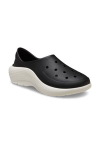 Czarne klapki slip-on wykonane z lekkiego materiału, z wieloma otworami wentylacyjnymi, teksturowanym czarnym wierzchem i kontrastującą białą podeszwą.