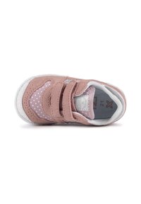 Sneaker rosa chiaro con materiali in suede e rete, doppie cinghie in Velcro, suola in gomma bianca e dettagli a pois sulla parte superiore.