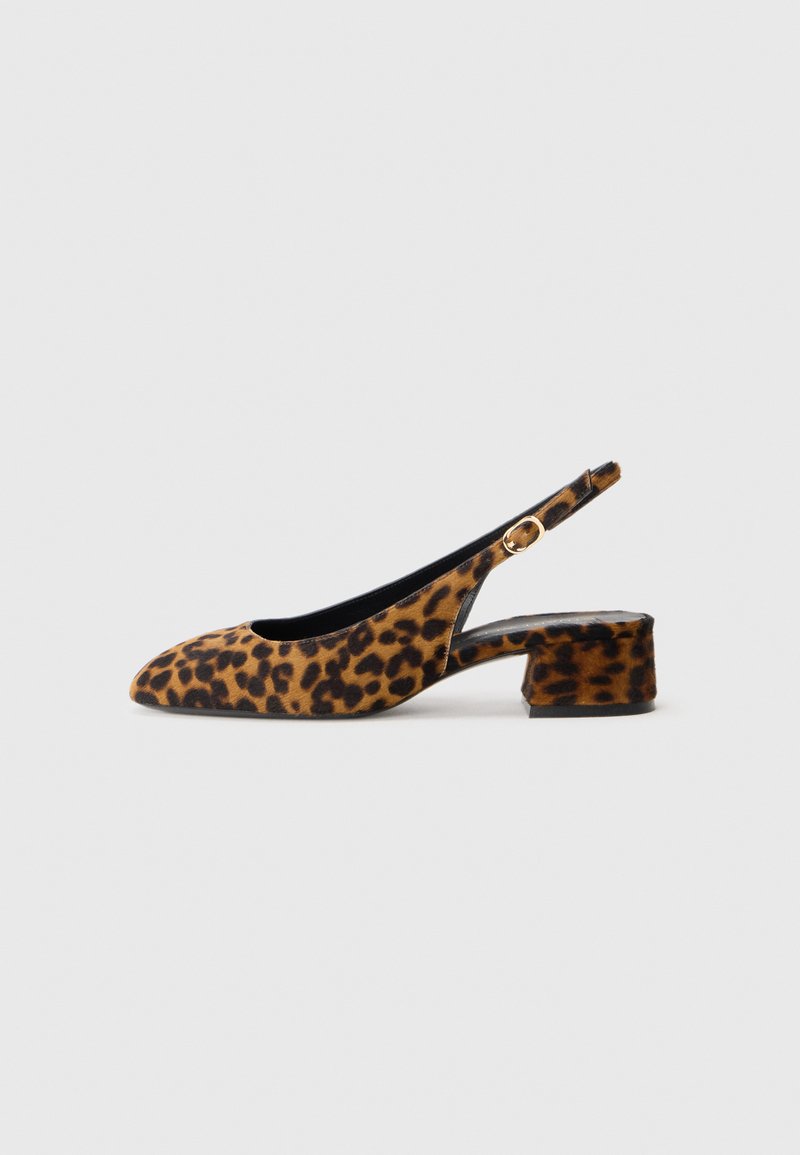 Naisten leopardikuvioiset slingback-kengät matalalla paksupohjalla ja kultaisella soljella sivunauhoissa, esitetty sivuprofiilissa yksinkertaisella taustalla.