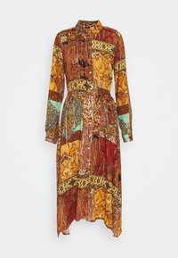 Langarm midi-jurk met knoopsluiting aan de voorkant en een gemengd paisley-patchworkpatroon in warme tinten van rood, bruin, geel en teal.
