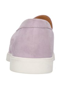 Lila mockaskor med låg profil, utrustade med en vit gummisula och en slät innersula. Strukturerad yta på yttermaterialet.