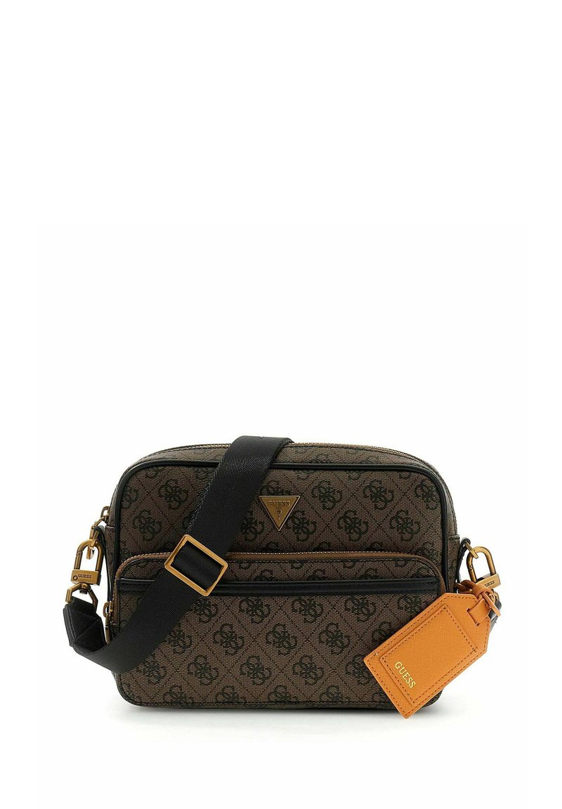 Sac bandoulière marron à motifs avec une sangle noire et des ferrures dorées, doté d'une étiquette en cuir. Comprend deux compartiments zippés pour le rangement.