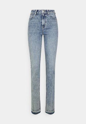 Jeans de denim azul claro com cintura alta e corte reto. Possuem estilo tradicional de cinco bolsos e fecho com botão.