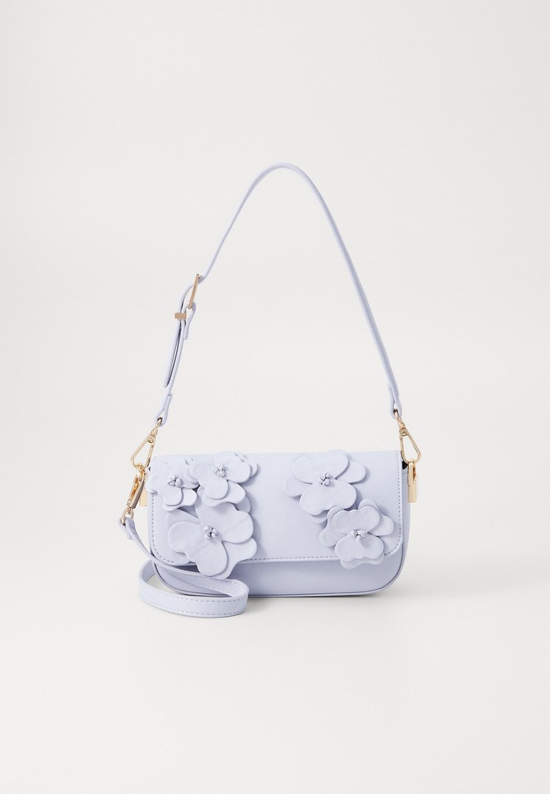 Sac à épaule violet clair avec sangle ajustable et applications florales 3D décoratives sur le rabat avant ainsi que des ferrures dorées.