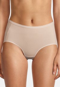 Mutande beige a vita alta realizzate in un materiale morbido, con una texture liscia e cuciture minime per un aspetto senza soluzione di continuità.