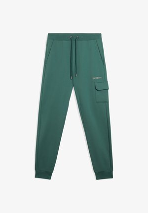 Joggers verde de mezcla de algodón con cintura elástica, cordón ajustable, bolsillos laterales y un bolsillo de carga en el muslo derecho.