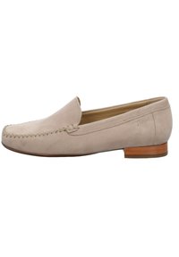 Beige suède loafers met decoratieve stiksel, amandelvormige neus, lage houten hak en een gladde binnenvoering. Eenvoudig en minimalistisch ontwerp.