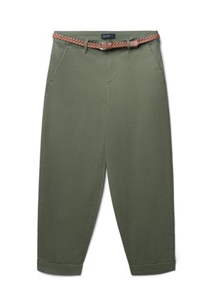Pantalons cropped vert olive en tissu doux, dotés de deux poches avant et d'une ceinture tressée marron avec une boucle.